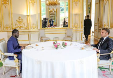 Sénégal : Quand le Président Bassirou Diomaye Faye dépose les clés de la souveraineté à l’Élysée.